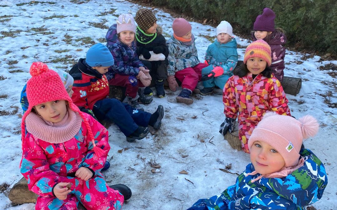 Hrátky s ledem a sněhem na školní zahradě